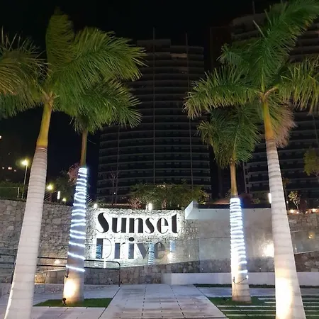Sunset Drive Deluxe Apartment *